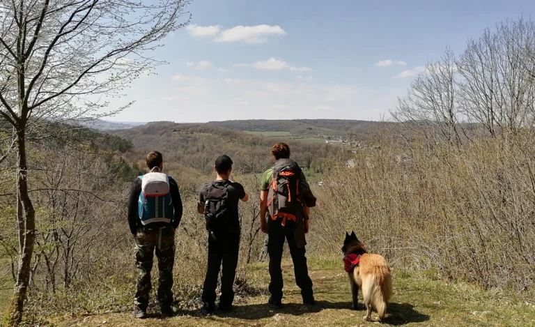 Trois randonneurs qui contemplent le paysage