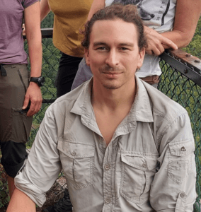 Portrait du guide et coach avec un groupe de participants