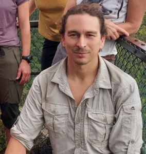 Portrait du guide et coach avec un groupe de participants