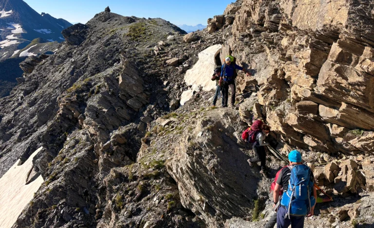 Des randonneurs sur un terrain difficile en montagne