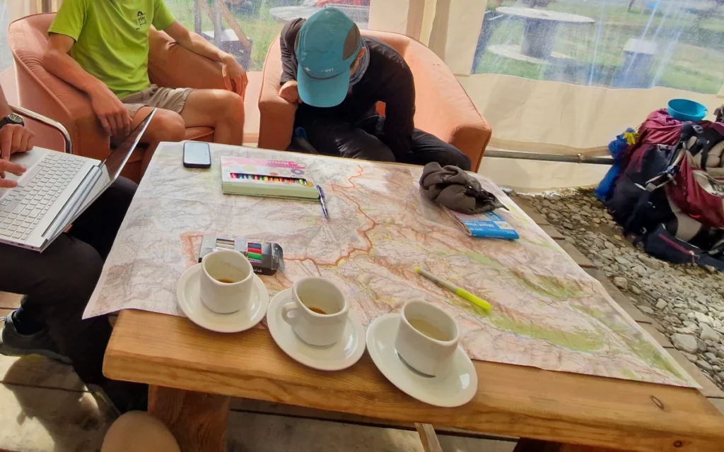 Organisation d'un itinéraire de trek sur une carte topographique
