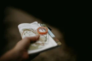 Illustration de la bonne technique pour s'orienter avec une carte et une boussole