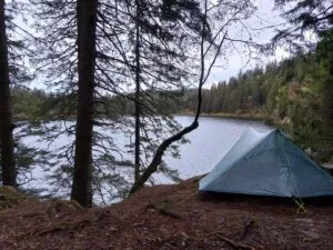 Bivouac installé en bord de lac